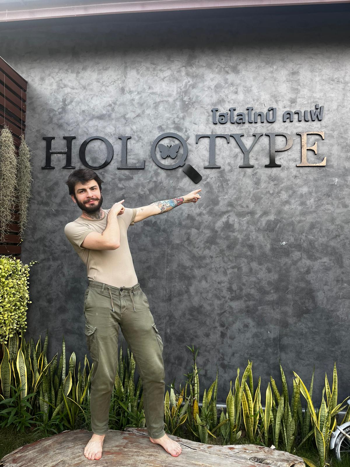 Aubin Bernard, fondateur d'Insectes et Compagnie, devant le Holotype Café à Nakhon Nayok en Thaïlande