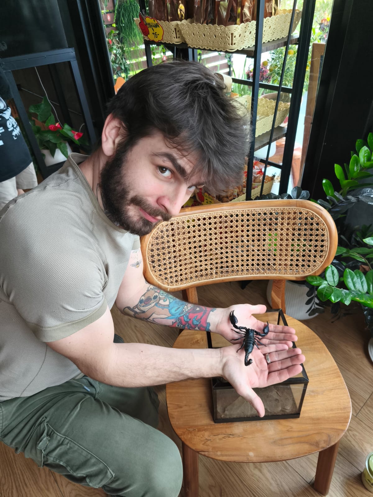 Aubin Bernard, entomologiste, tenant un scorpion dans la main en Thaïlande