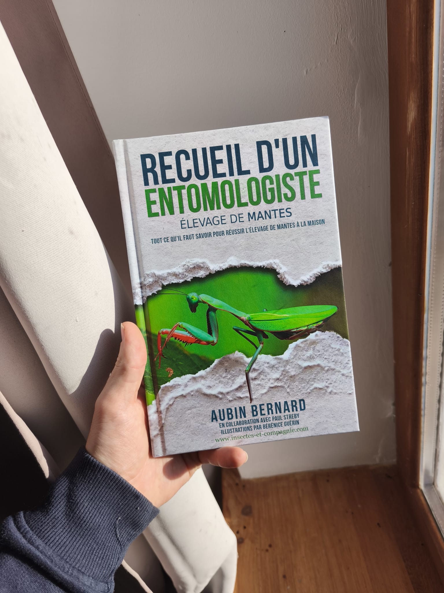 Livre Recueil d'un Entomologiste - Élevage de Mantes par Aubin Bernard tenu dans une main
